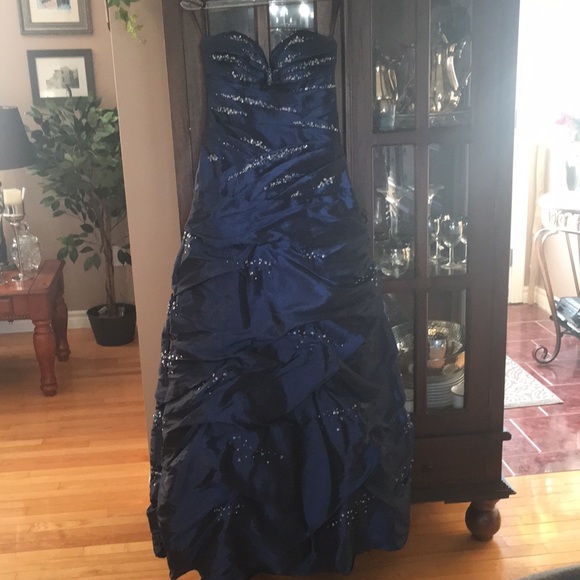 Beautiful prom gown - Picture 2 of 16
